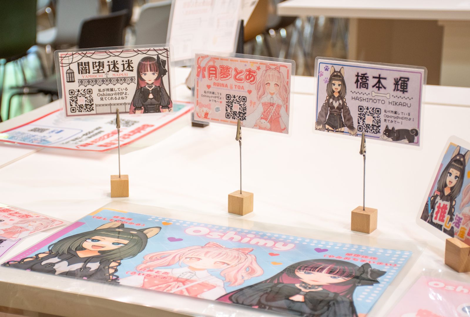 過去開催の作品展示：Oshimy のキャラクターカードとマット